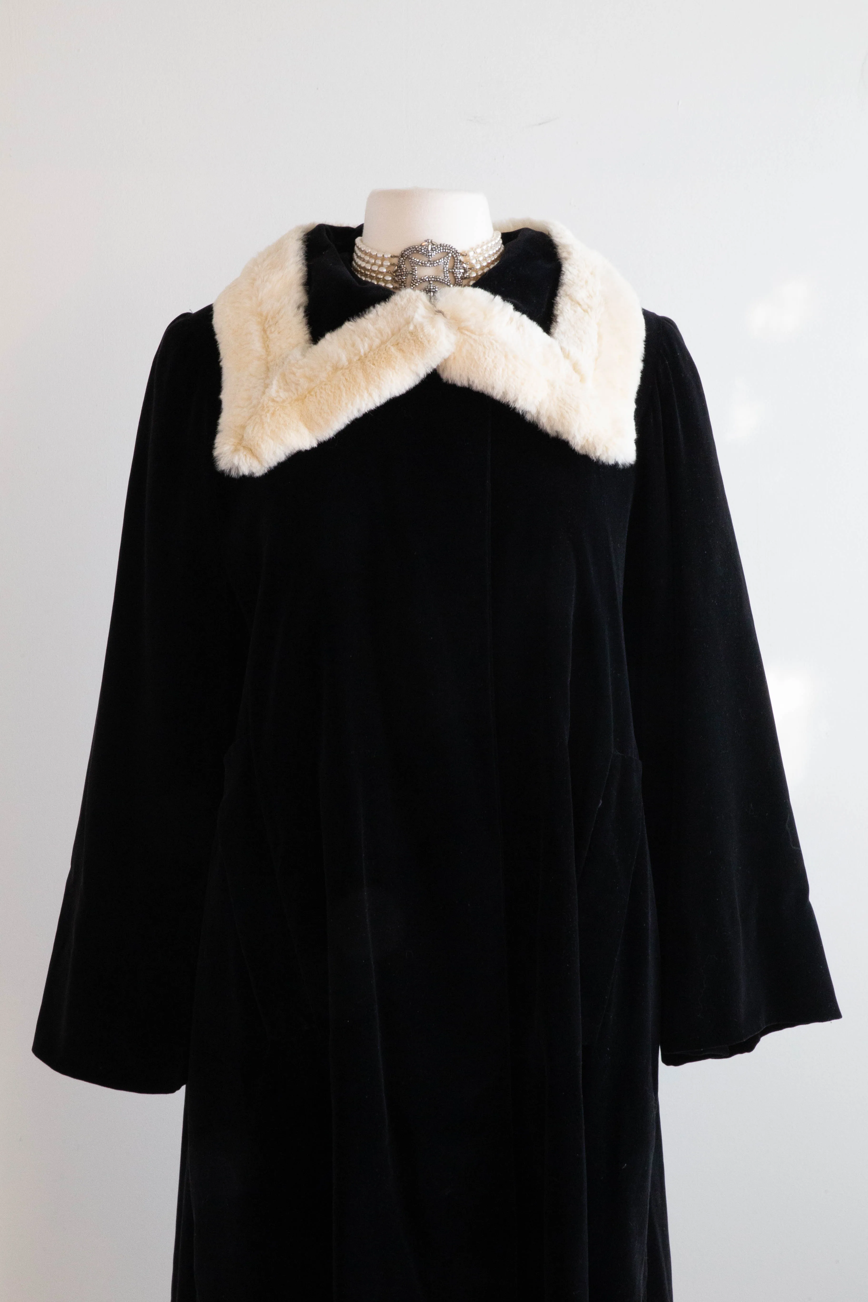 Dramatic 1940's Black Velvet Opera Coat With Fur Collar / Medium