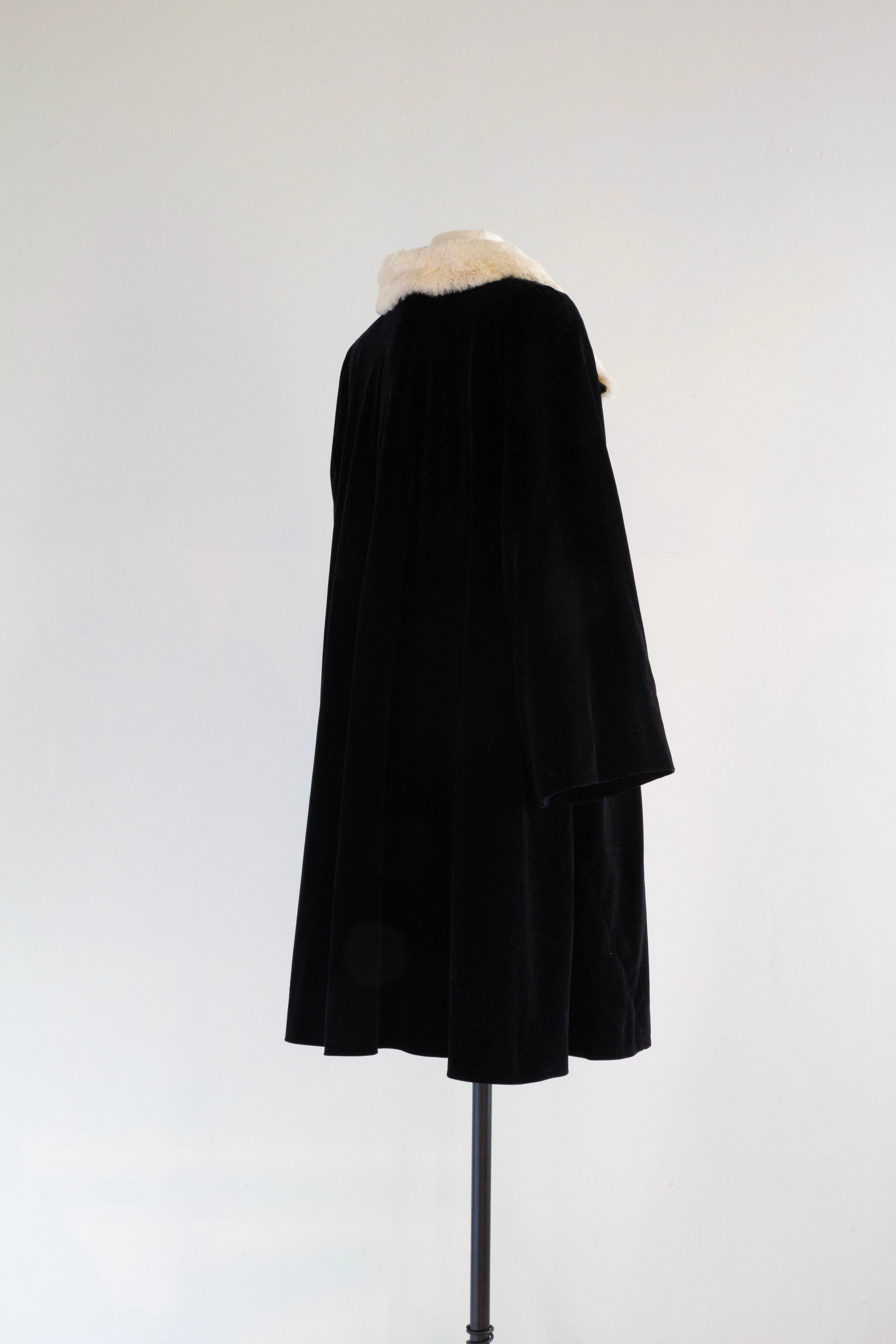 Dramatic 1940's Black Velvet Opera Coat With Fur Collar / Medium