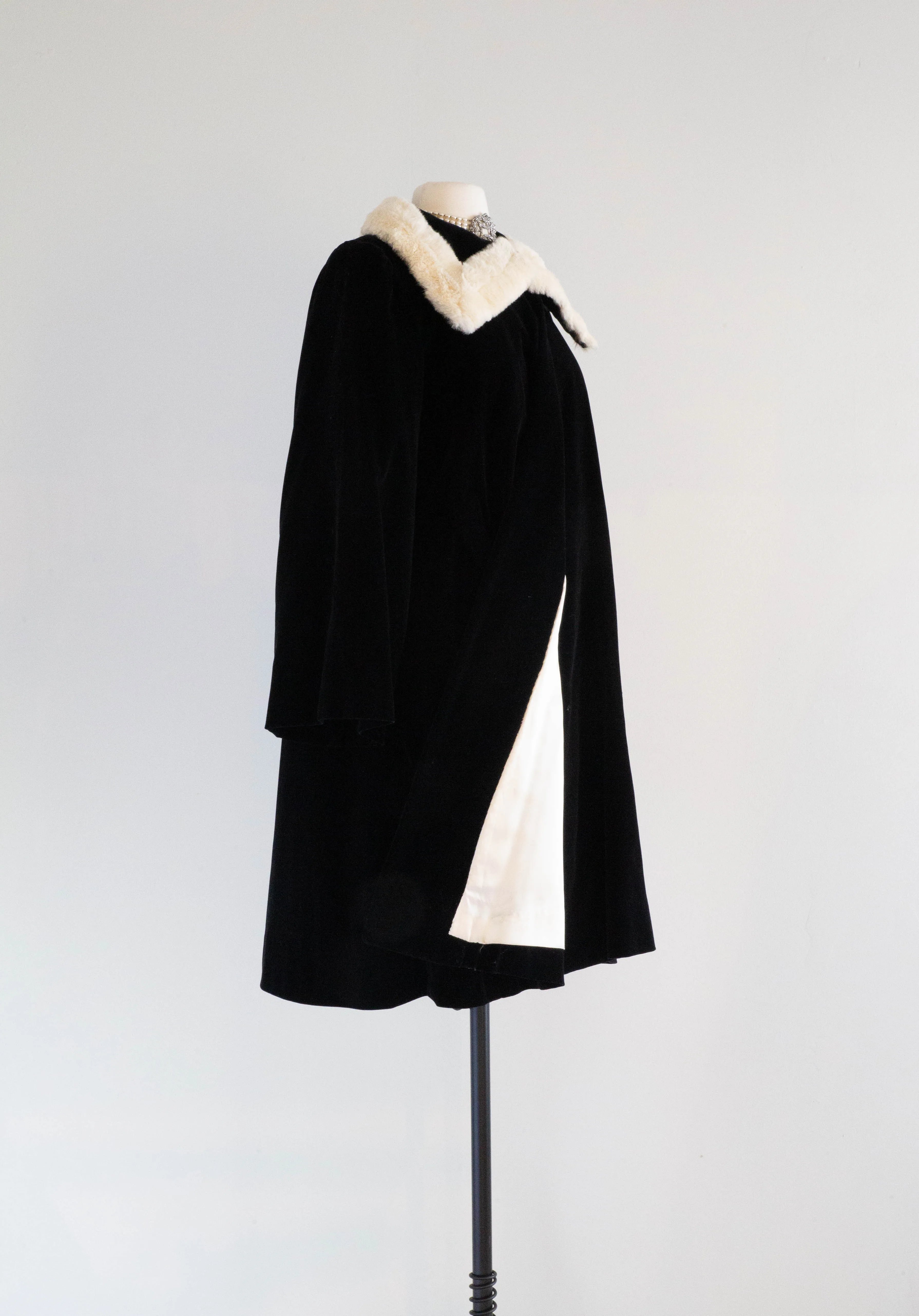 Dramatic 1940's Black Velvet Opera Coat With Fur Collar / Medium