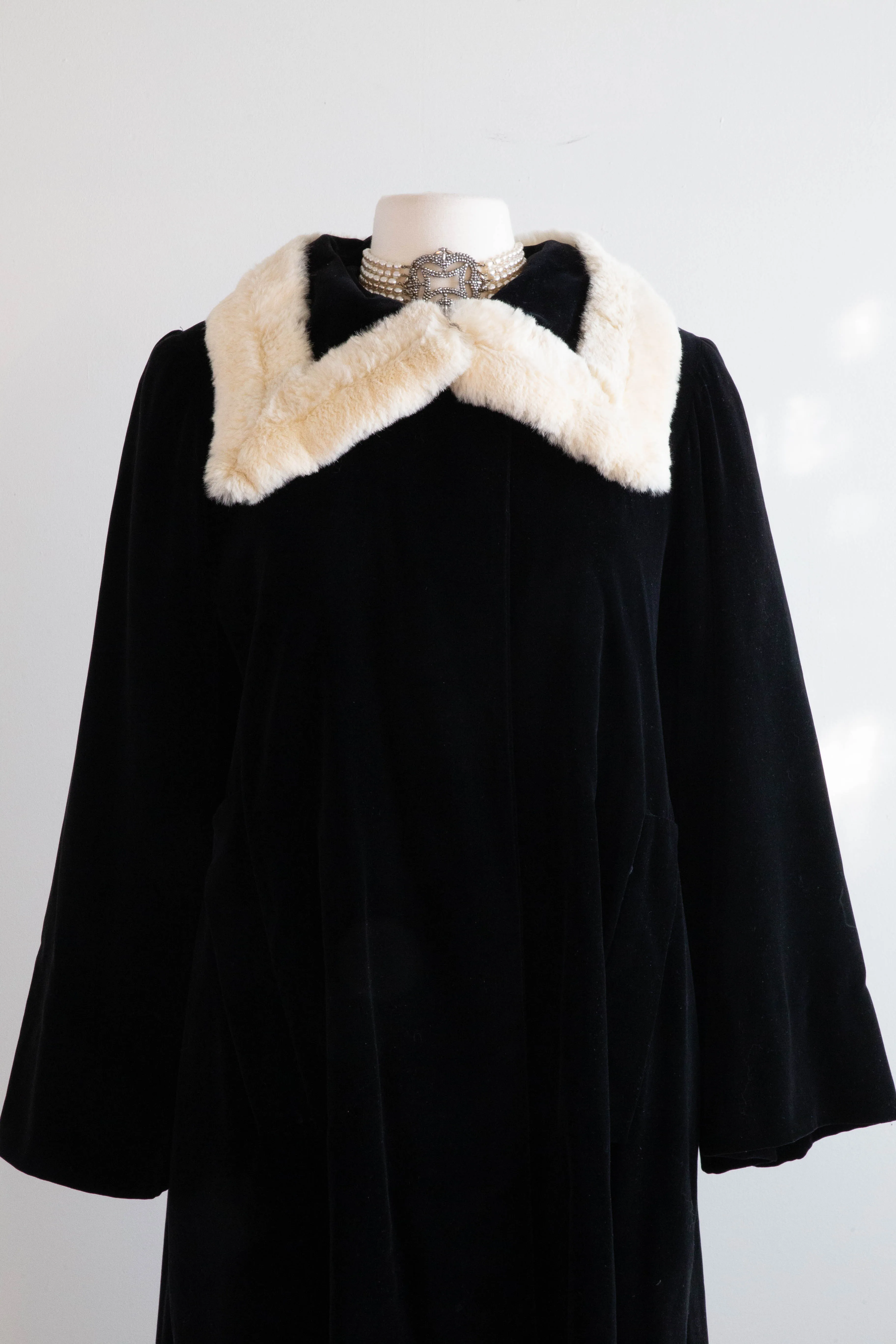 Dramatic 1940's Black Velvet Opera Coat With Fur Collar / Medium