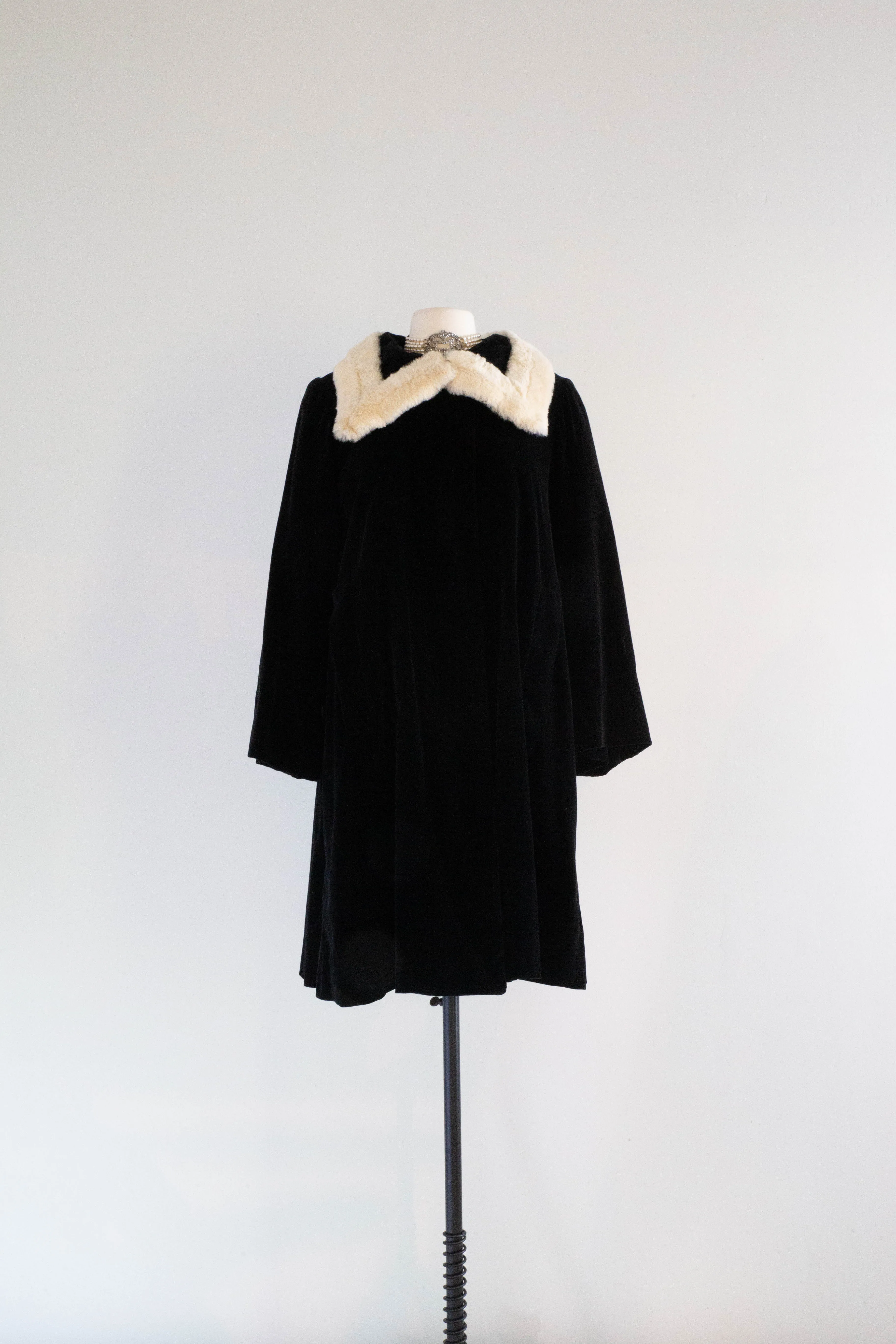 Dramatic 1940's Black Velvet Opera Coat With Fur Collar / Medium