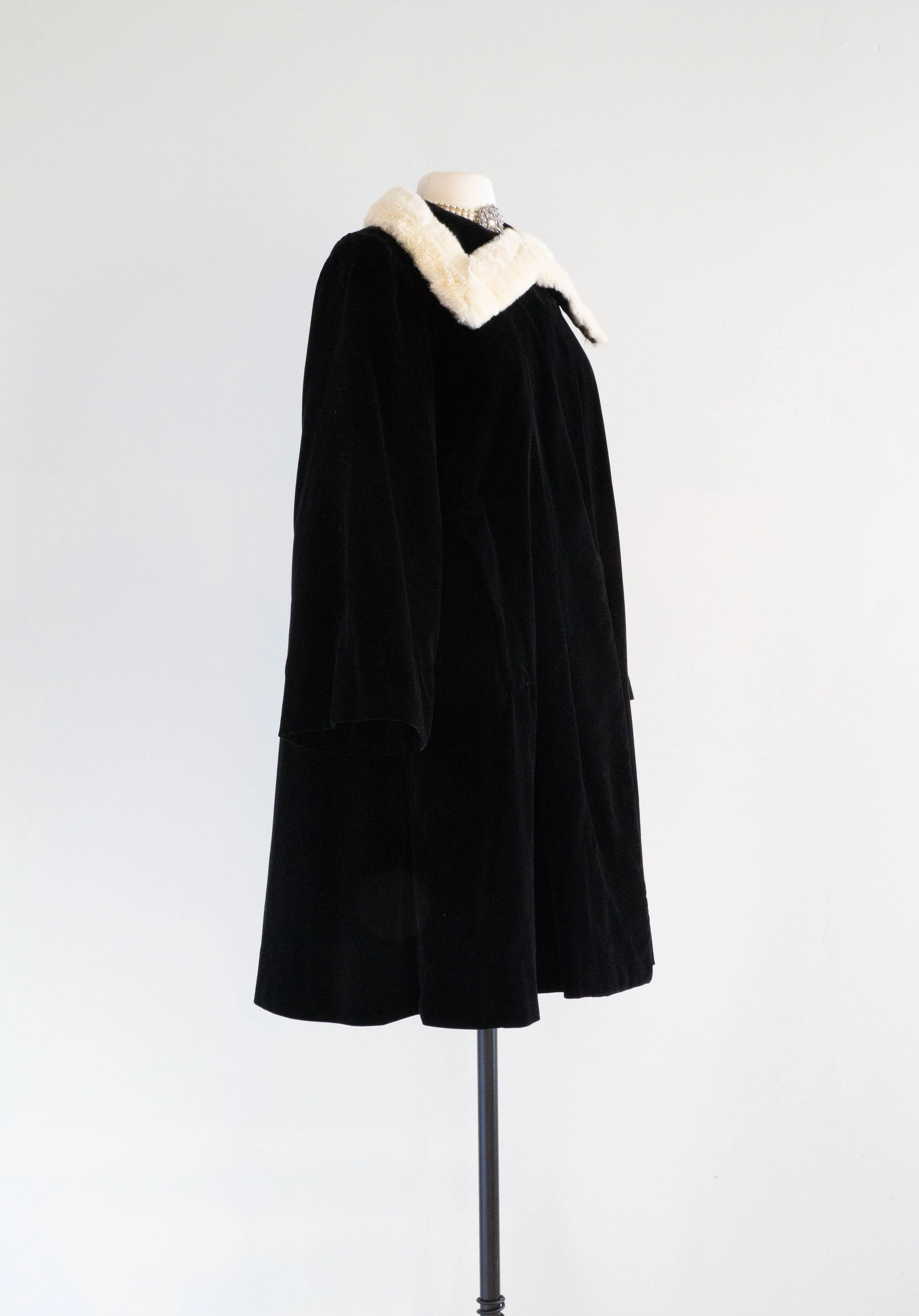 Dramatic 1940's Black Velvet Opera Coat With Fur Collar / Medium