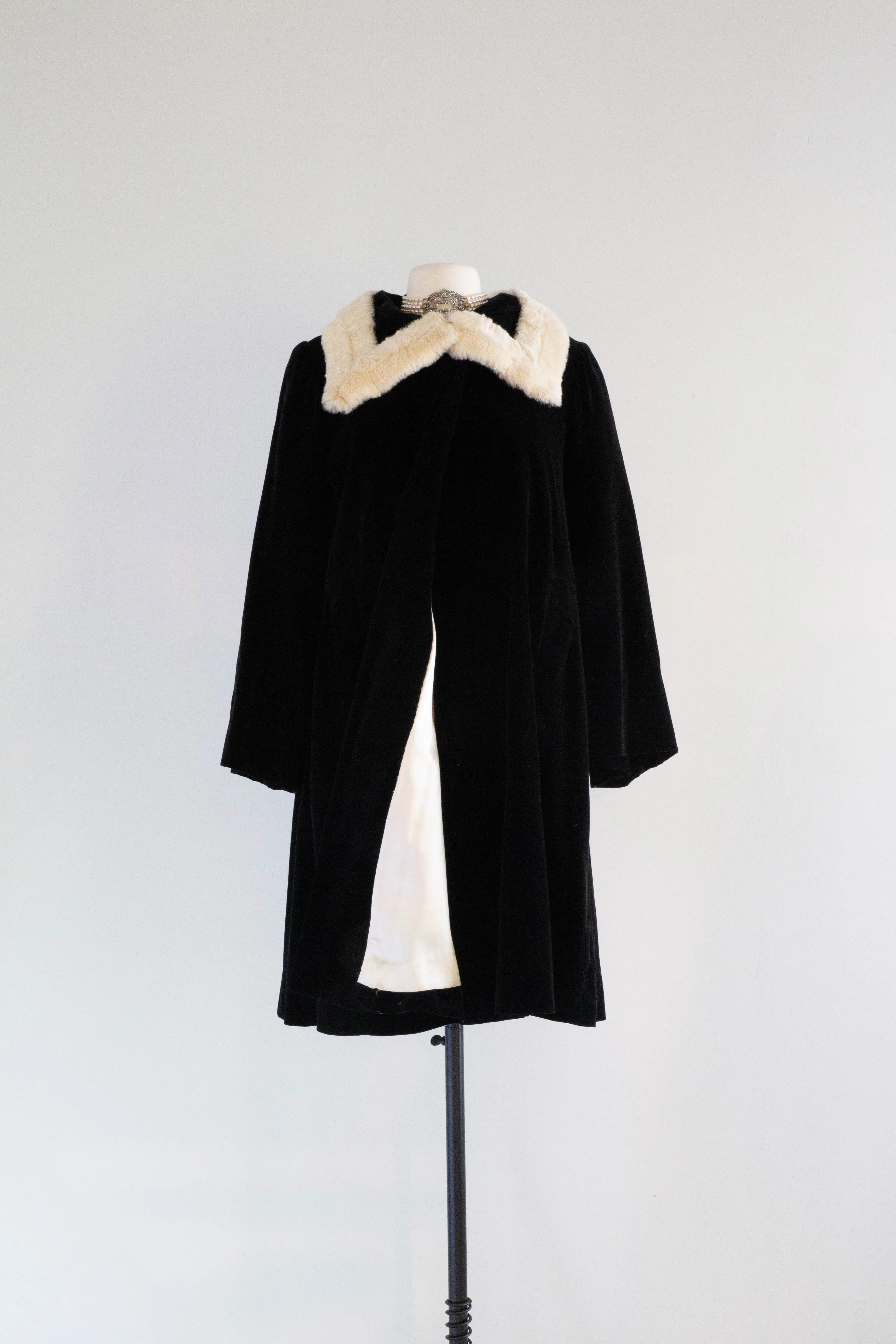 Dramatic 1940's Black Velvet Opera Coat With Fur Collar / Medium